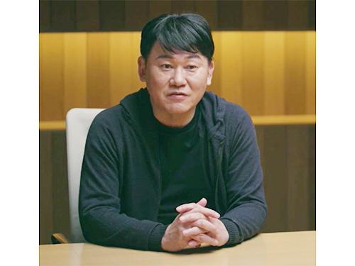 決算説明会で戦略を語る三木谷浩史社長